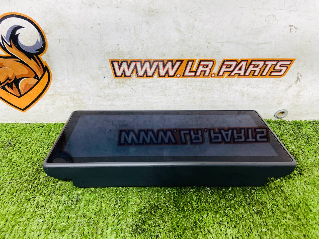 LR160029 Used multimedia screen Land Rover New Defender L663 (2020-) cost 900 € in stock 1 pcs.