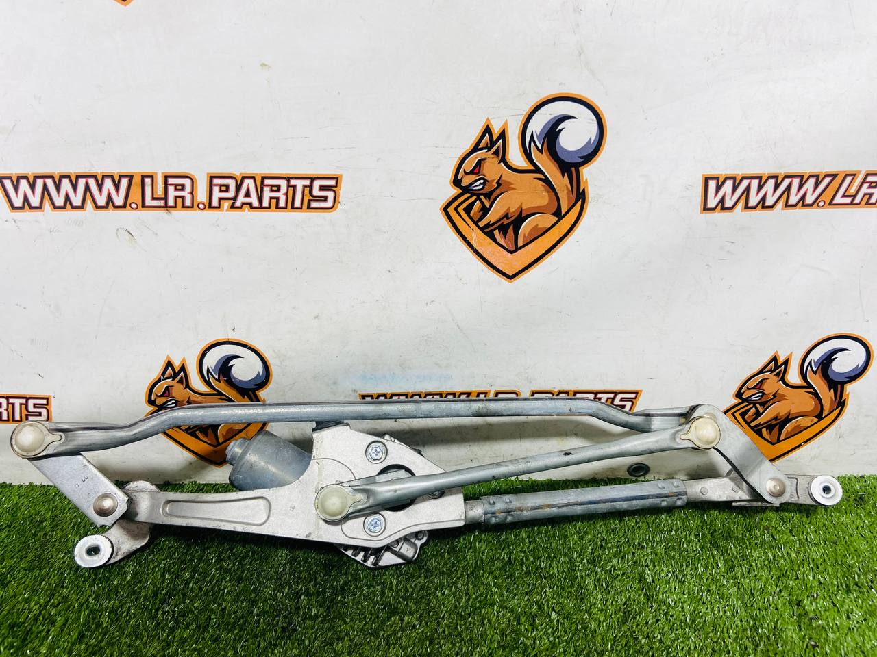 LR161380 Wiper Arm Trapezoid RHD Range Rover Sport L494 (2013-2023) Used cost 100 € in stock 2 pcs.