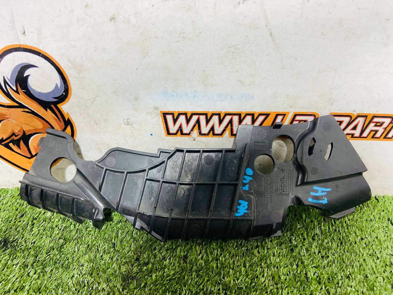 LR164613 Left bracket of the front bumper for Range Rover Sport L461 (2023-) Used cost € in stock 1 pcs.