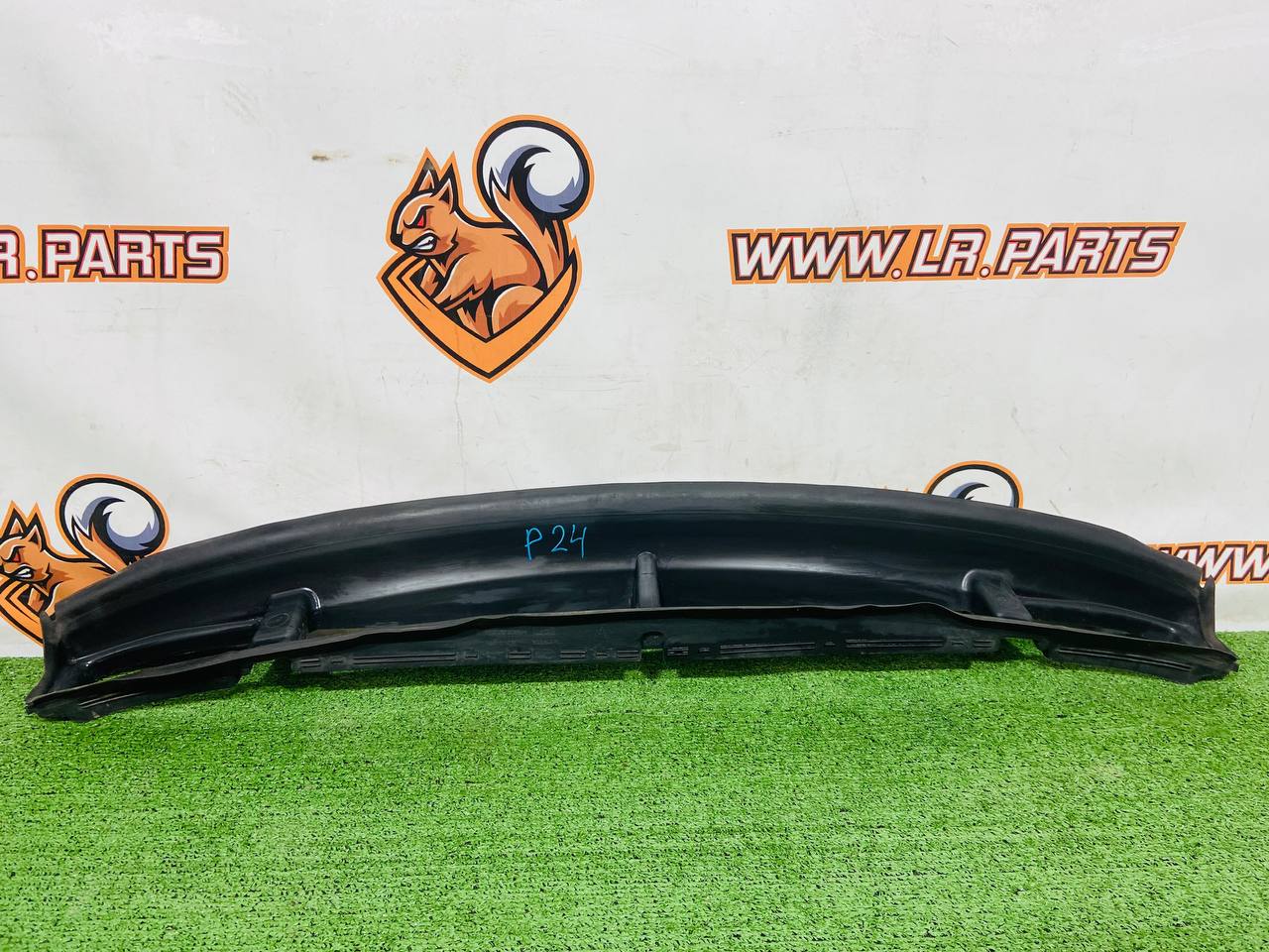 LR168397 Lower Radiator Vent Deflector Range Rover Sport L461 (2023-) Used cost 85 € in stock 1 pcs.