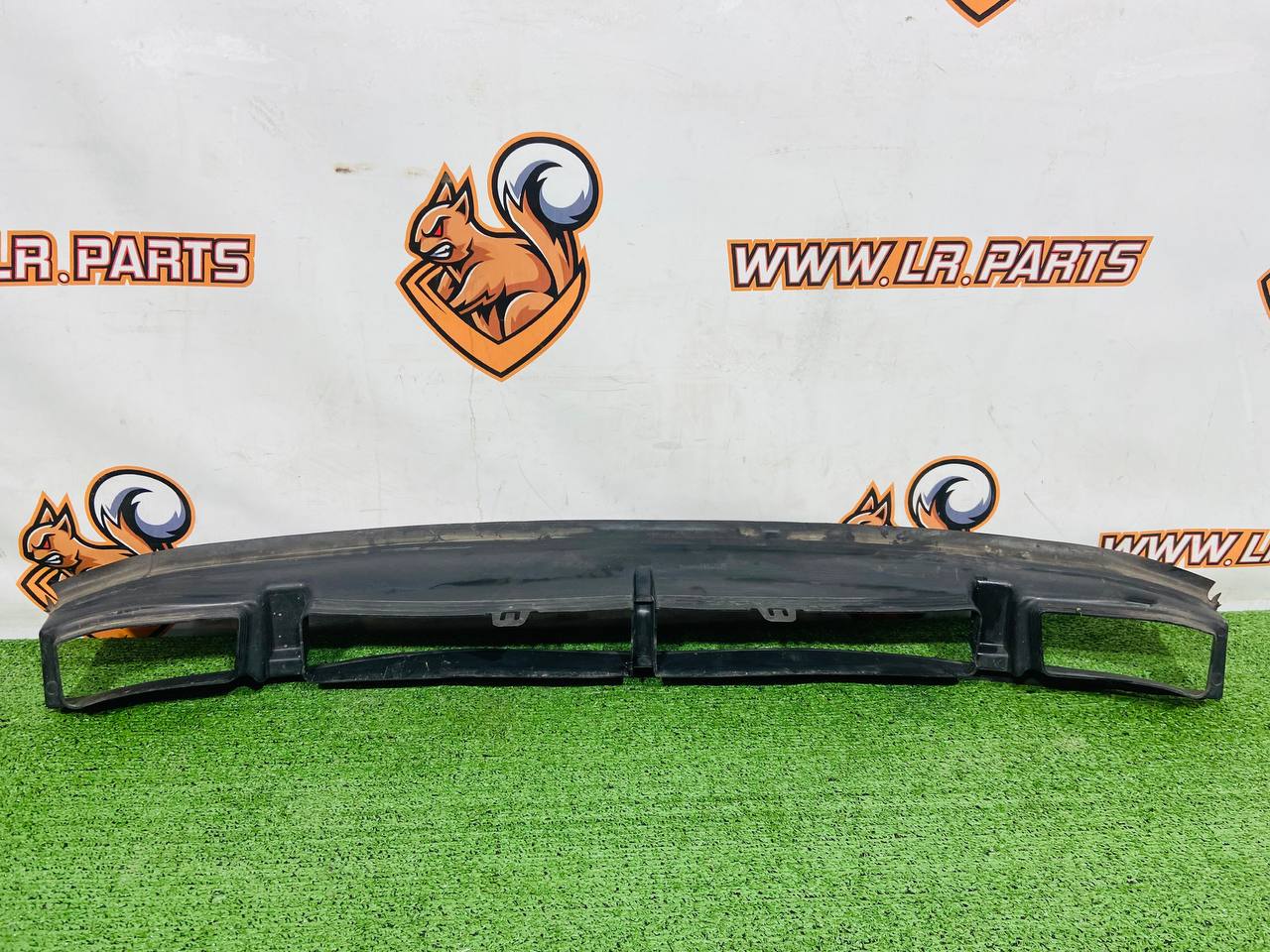 LR168397 Lower Radiator Vent Deflector Range Rover Sport L461 (2023-) Used cost 85 € in stock 1 pcs.