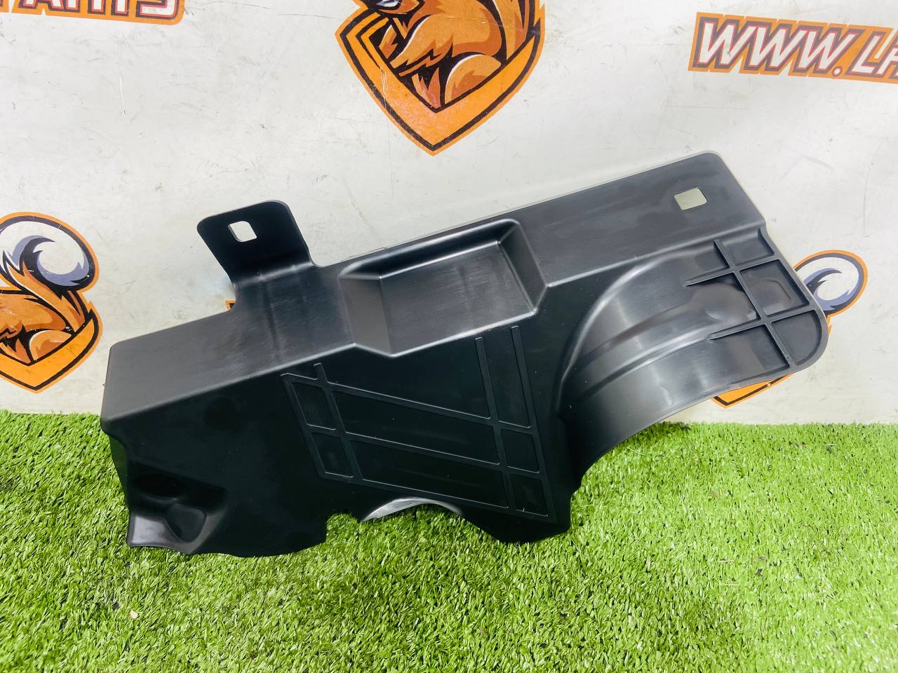 LR176177 Right Splash Guard Sport L461 cost € in stock 2 pcs.