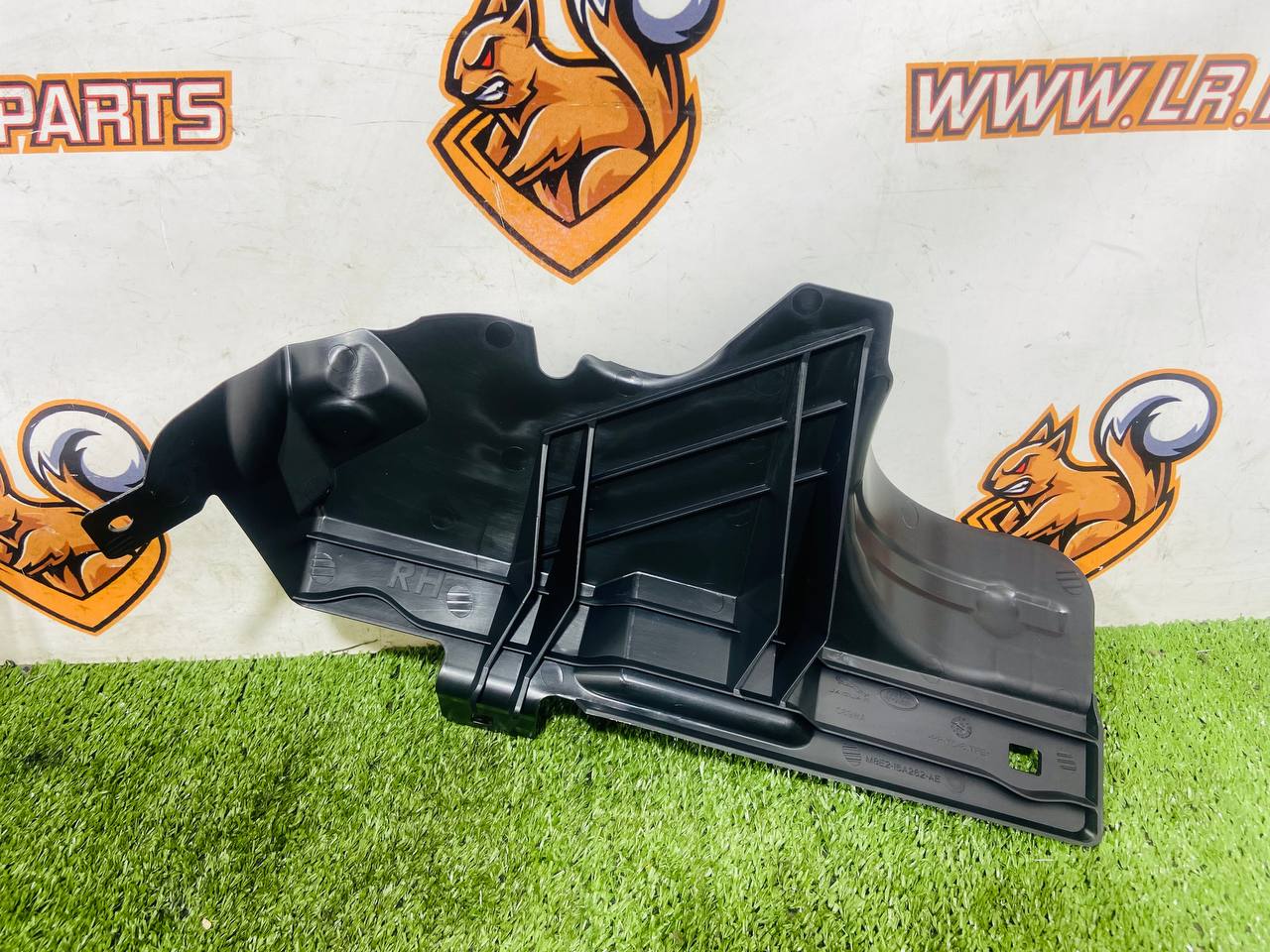 LR176177 Right Splash Guard Sport L461 cost € in stock 2 pcs.