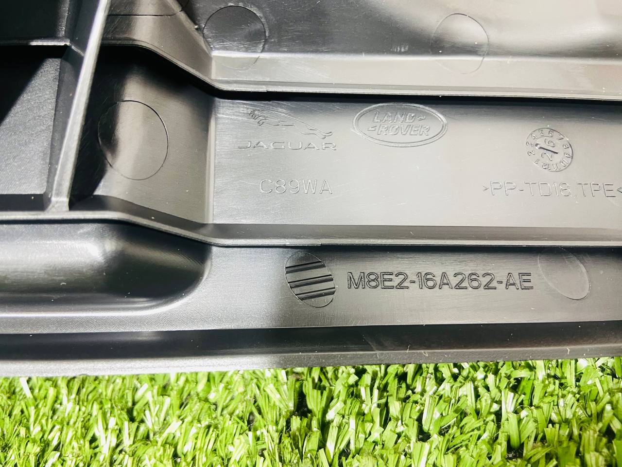 LR176177 Right Splash Guard Sport L461 cost € in stock 2 pcs.