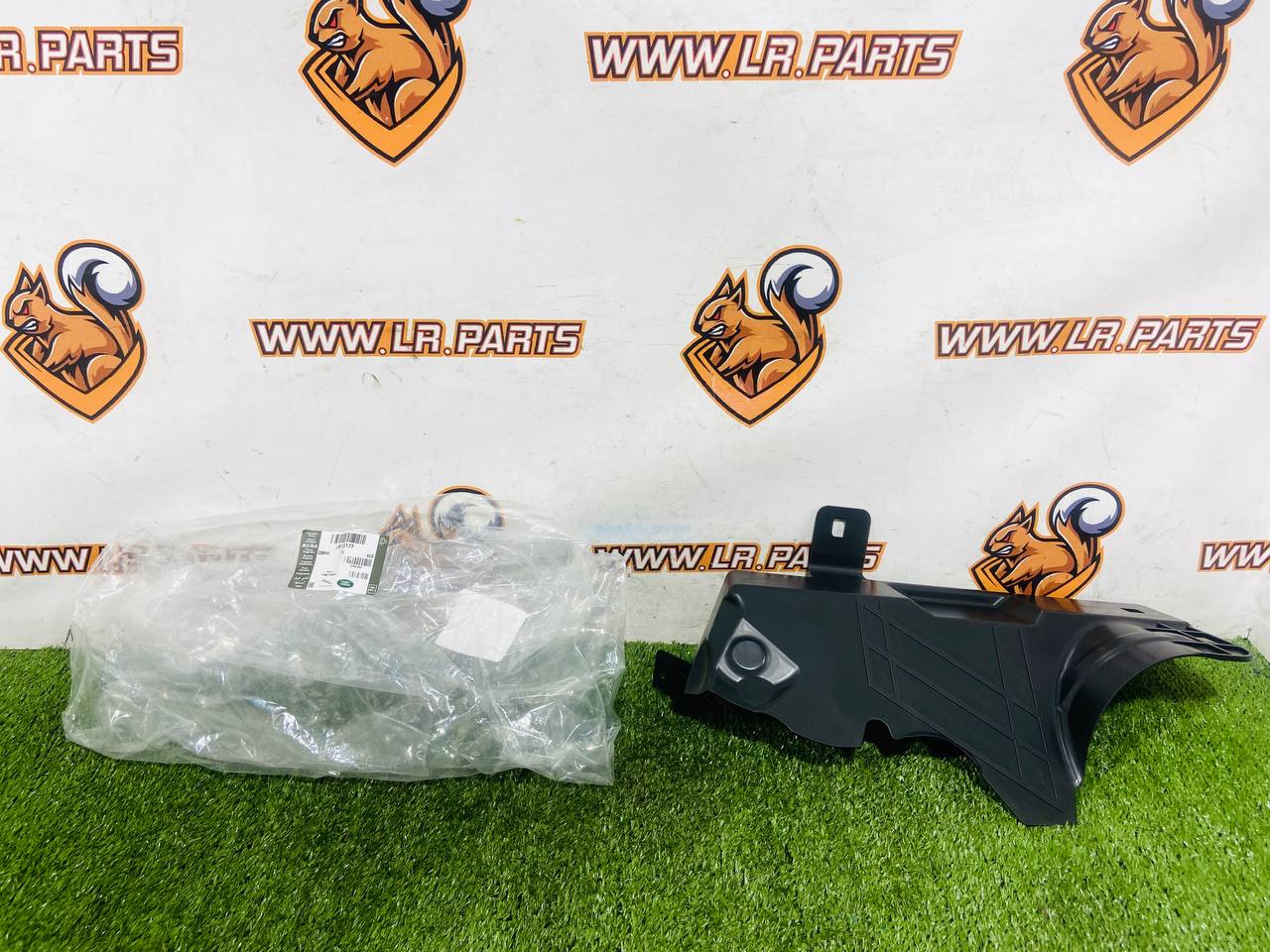 LR176177 Right Splash Guard Sport L461 cost € in stock 2 pcs.
