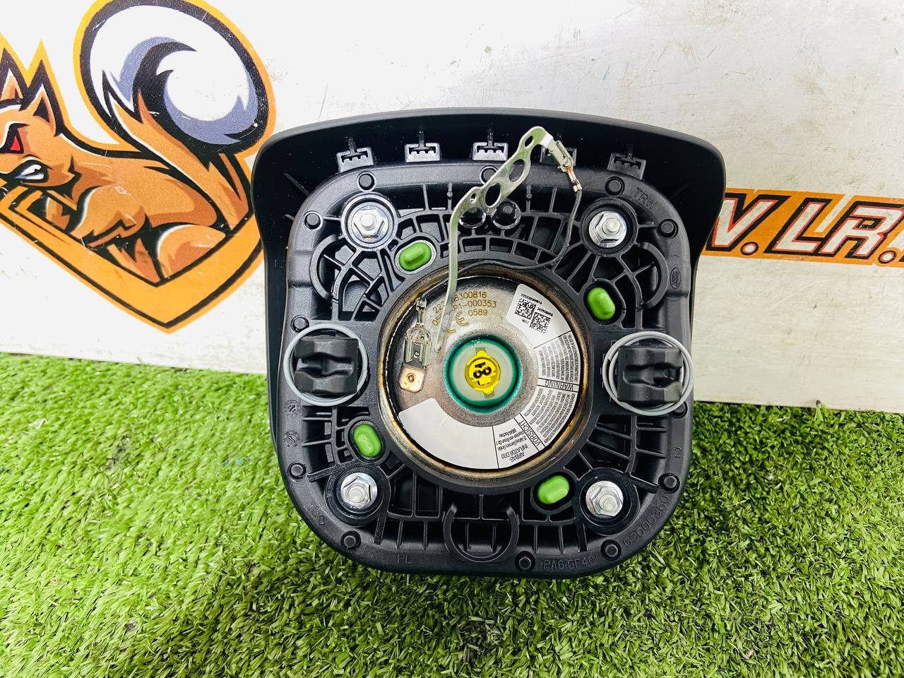 LR180120 Airbag in steering wheel Land Rover New Defender L663 (2020-) Used cost 400 € in stock 1 pcs.