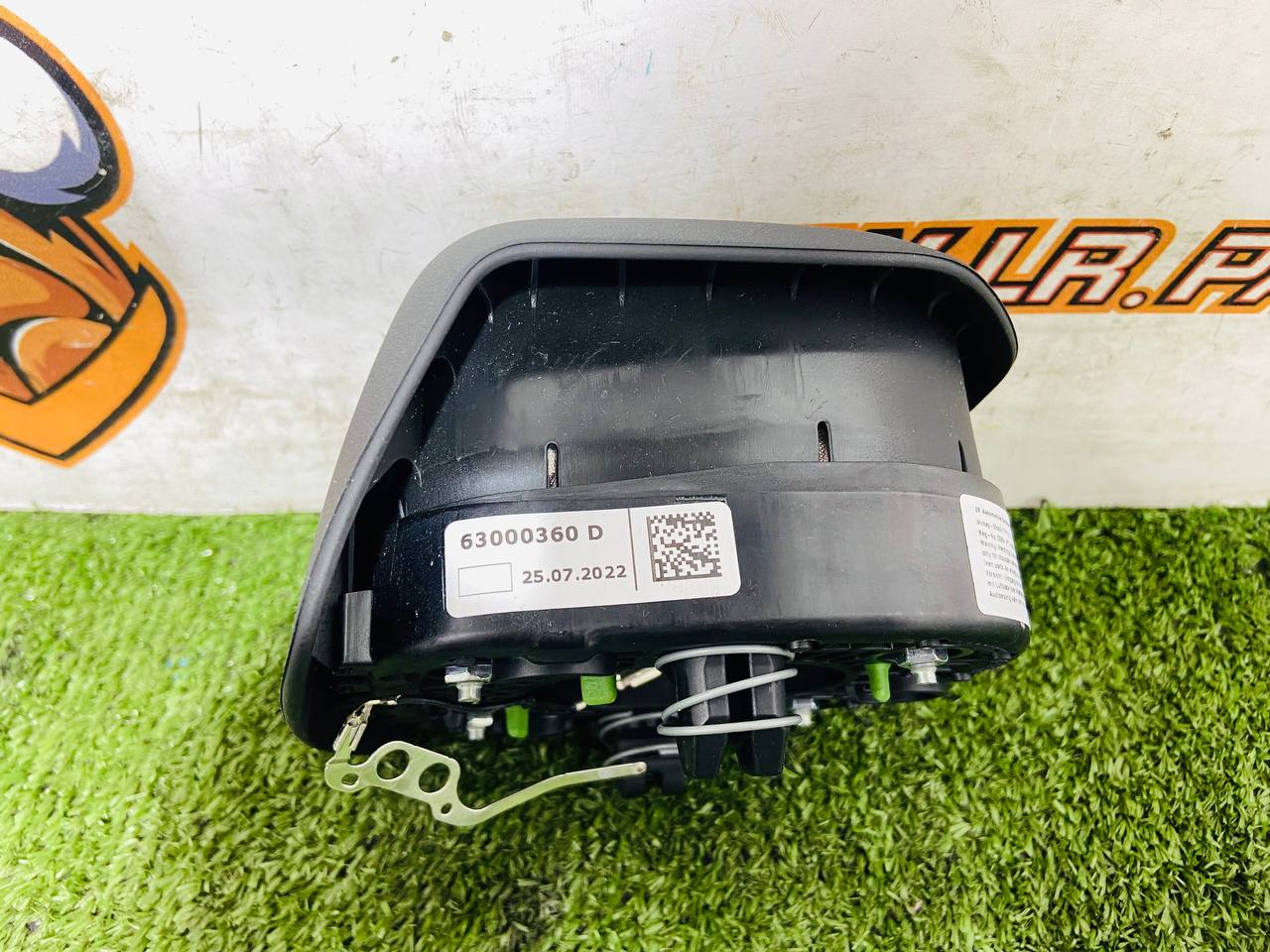 LR180120 Airbag in steering wheel Land Rover New Defender L663 (2020-) Used cost 400 € in stock 1 pcs.