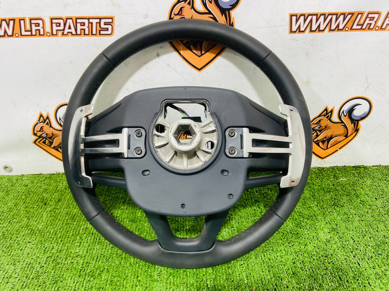 LR180584 Steering wheel under AIR BAG without heating for Land Rover Discovery Sport L550 (2015-) Used cost € in stock 1 pcs.