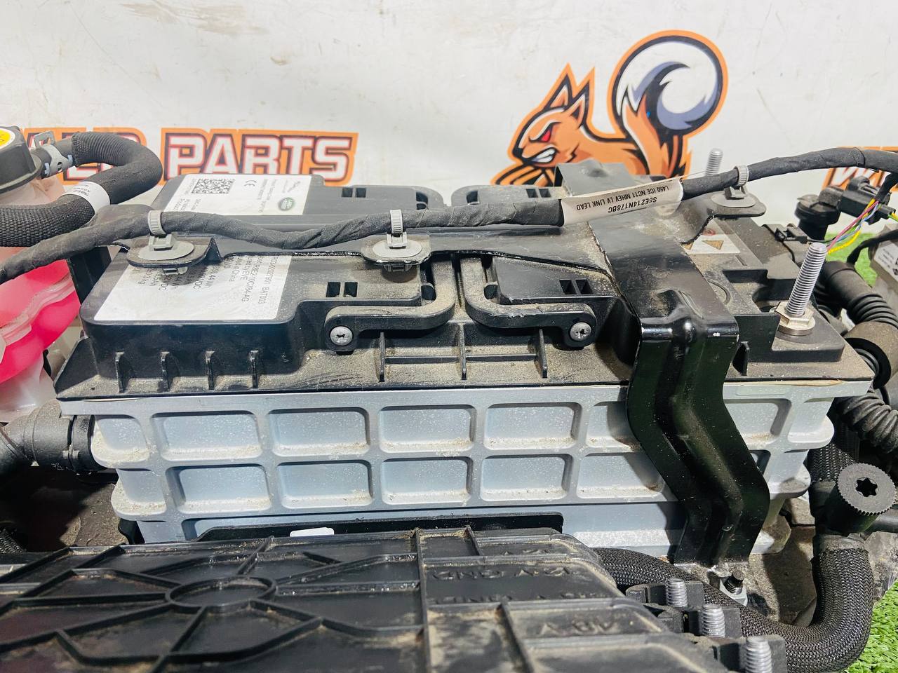 LR185127 Battery holder bracket upper clamp large Range Rover Sport L461 (2023-) Used cost € in stock 1 pcs.