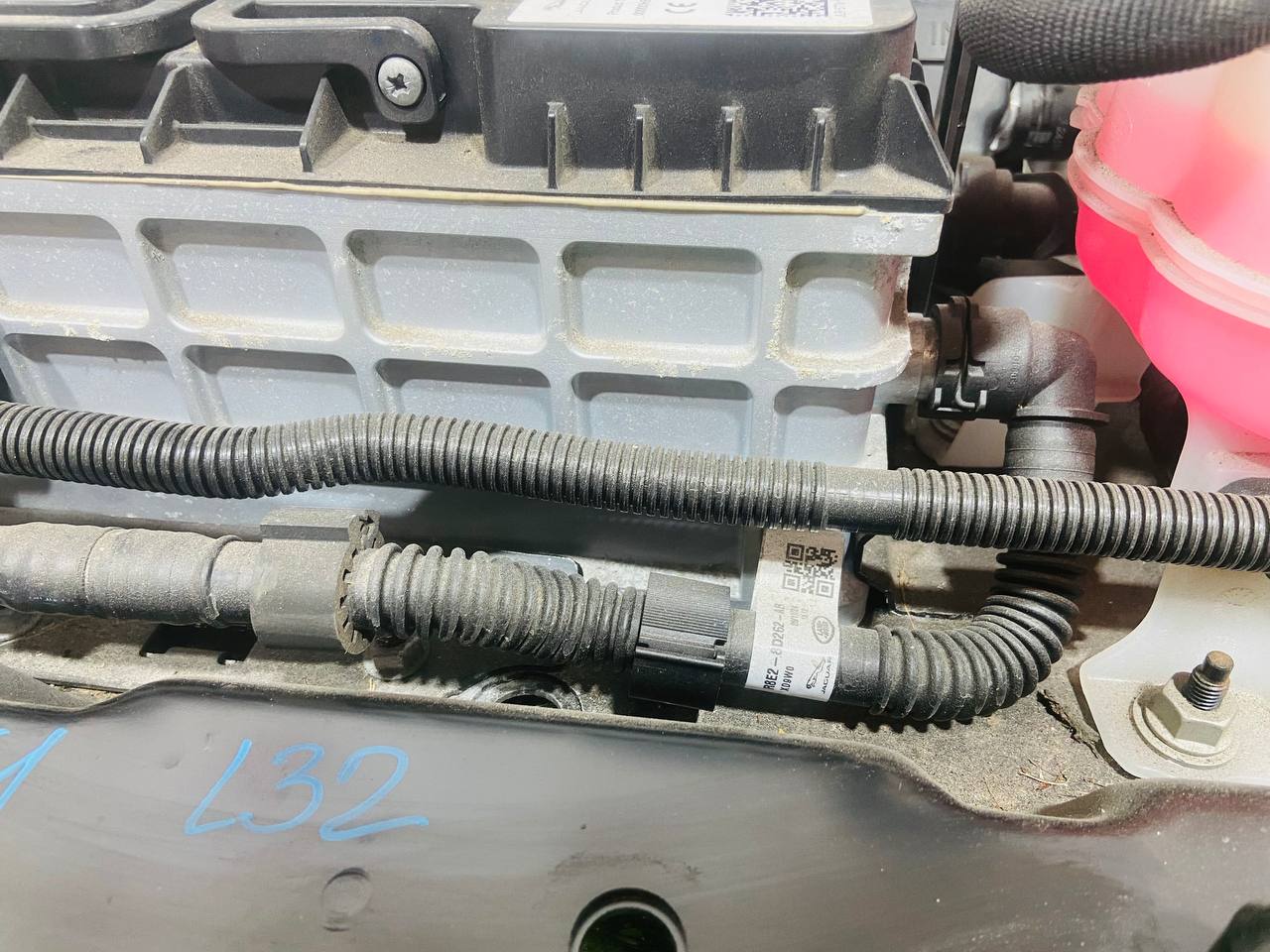 LR185254 Coolant hose from radiator to battery for Range Rover Sport L461 (2023-) Used cost € in stock 1 pcs.