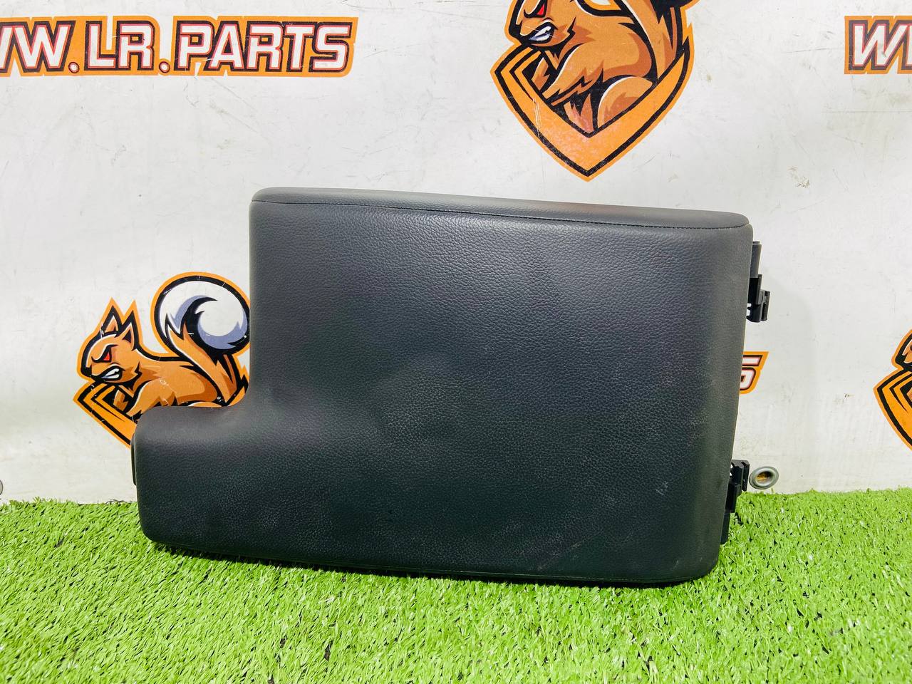 T2H23893PVJ Armrest of the central console Jaguar F-Pace X761 (2017-) Used cost € in stock 1 pcs.