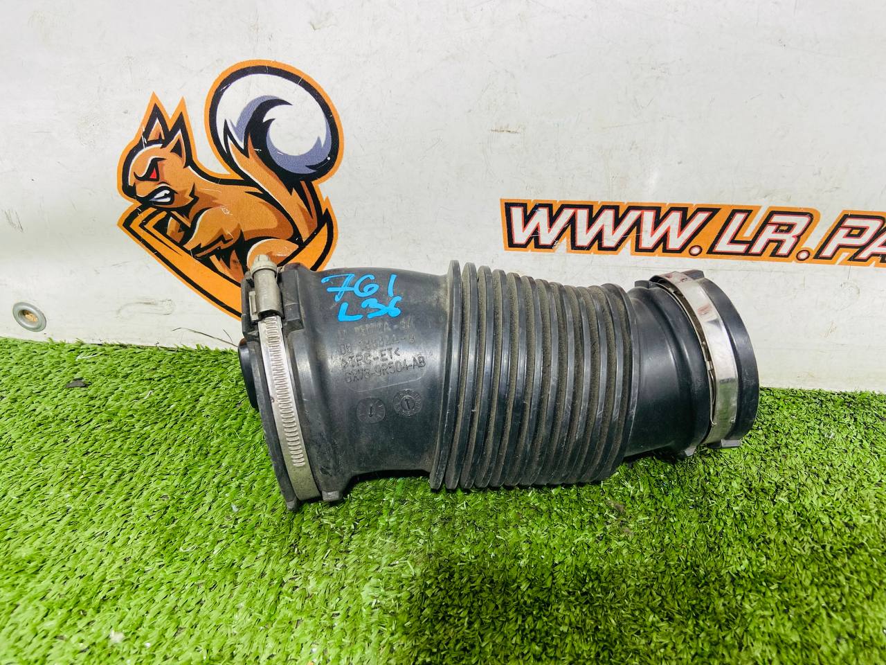 T2H25122 Intake hose of air filter Jaguar F-Pace X761 (2017-) Used cost € in stock 2 pcs.