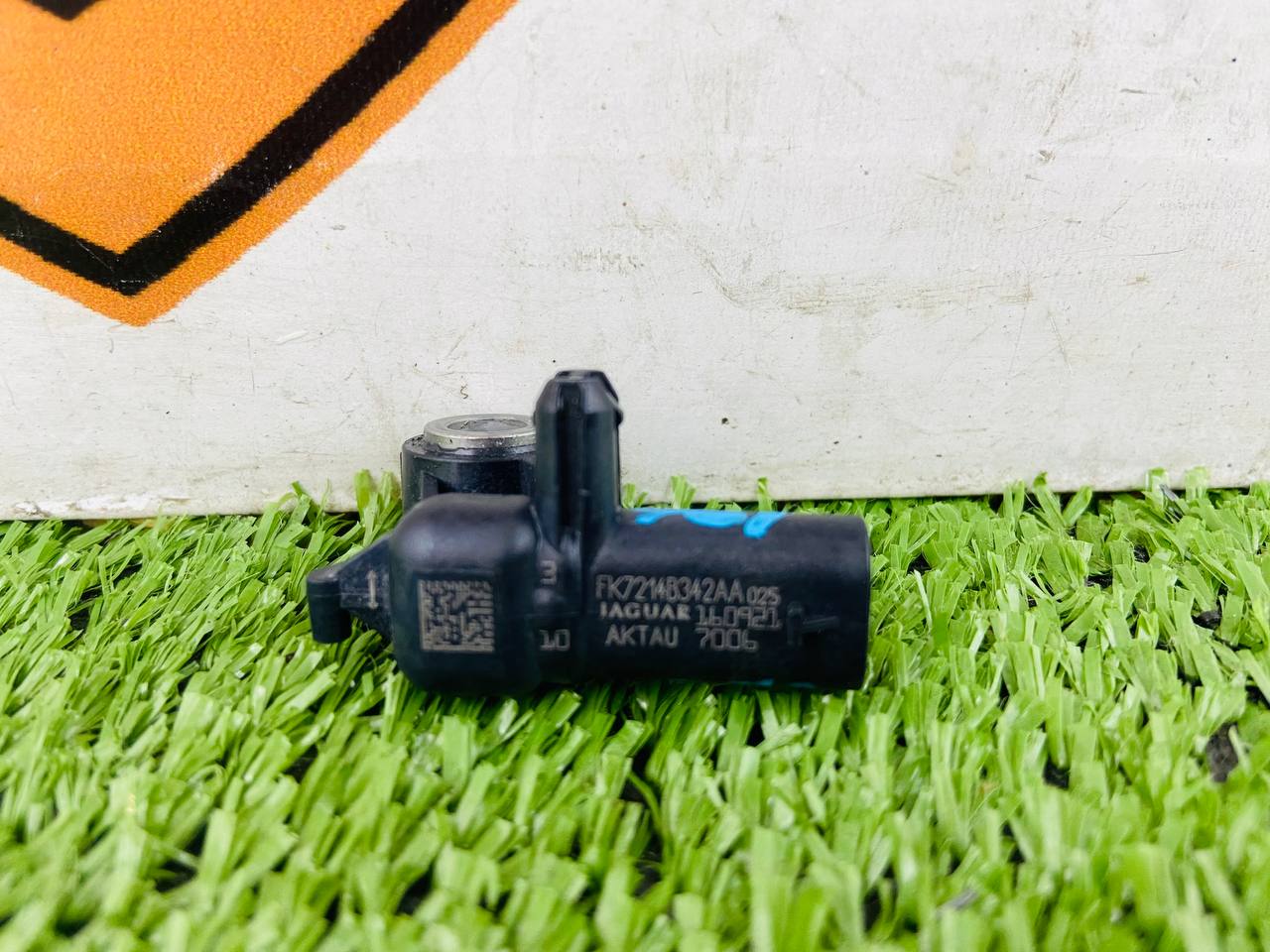 T2H5125 Jaguar F-Pace X761 (2017-) Used Airbag Sensor cost 25 € in stock 1 pcs.