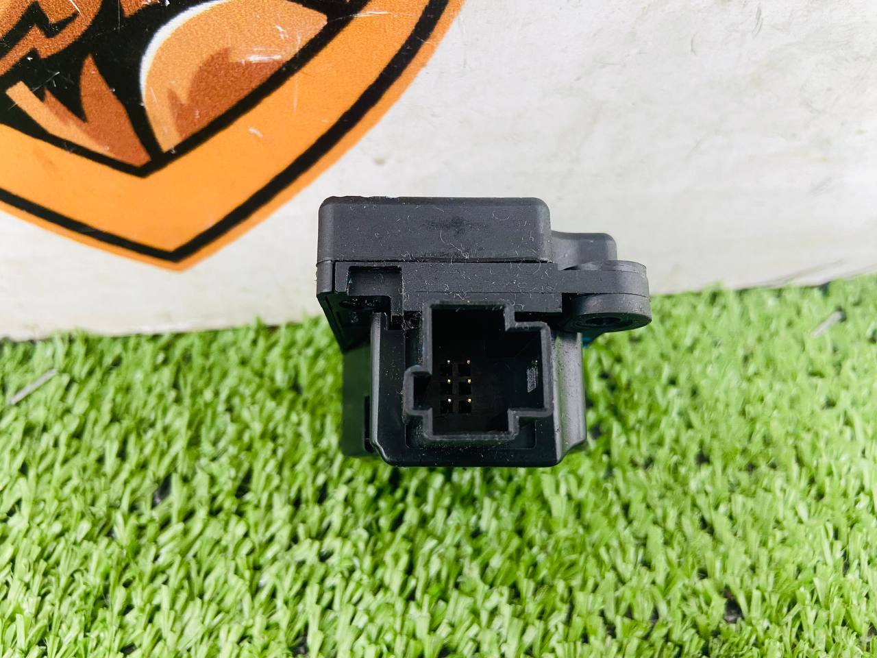 T2H8159 Stepper Electric Motor Jaguar F-Pace X761 (2017-) Used cost 20 € in stock 6 pcs.