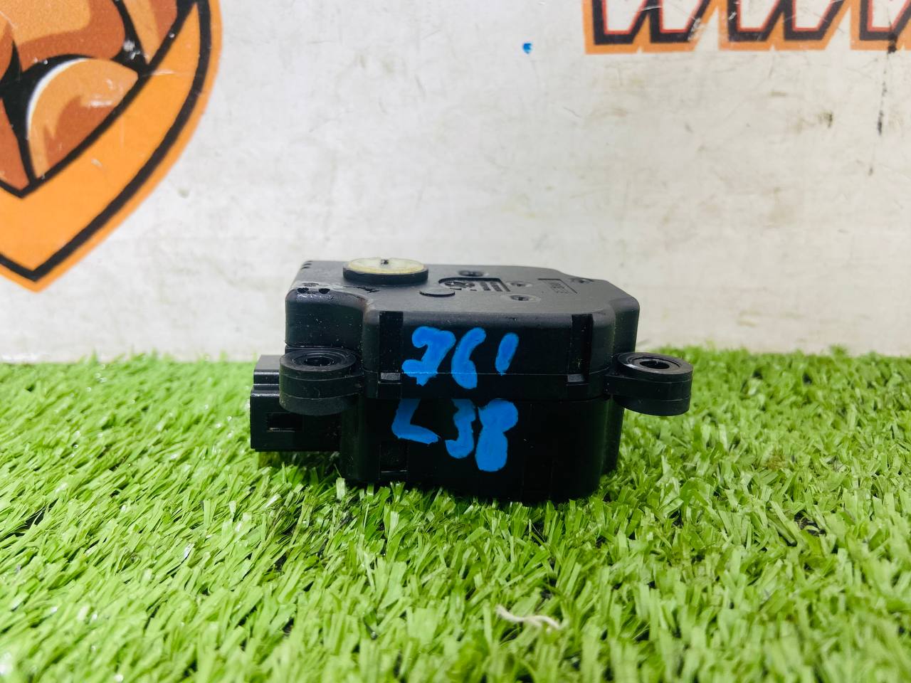 T2H8159 Stepper Electric Motor Jaguar F-Pace X761 (2017-) Used cost 20 € in stock 6 pcs.