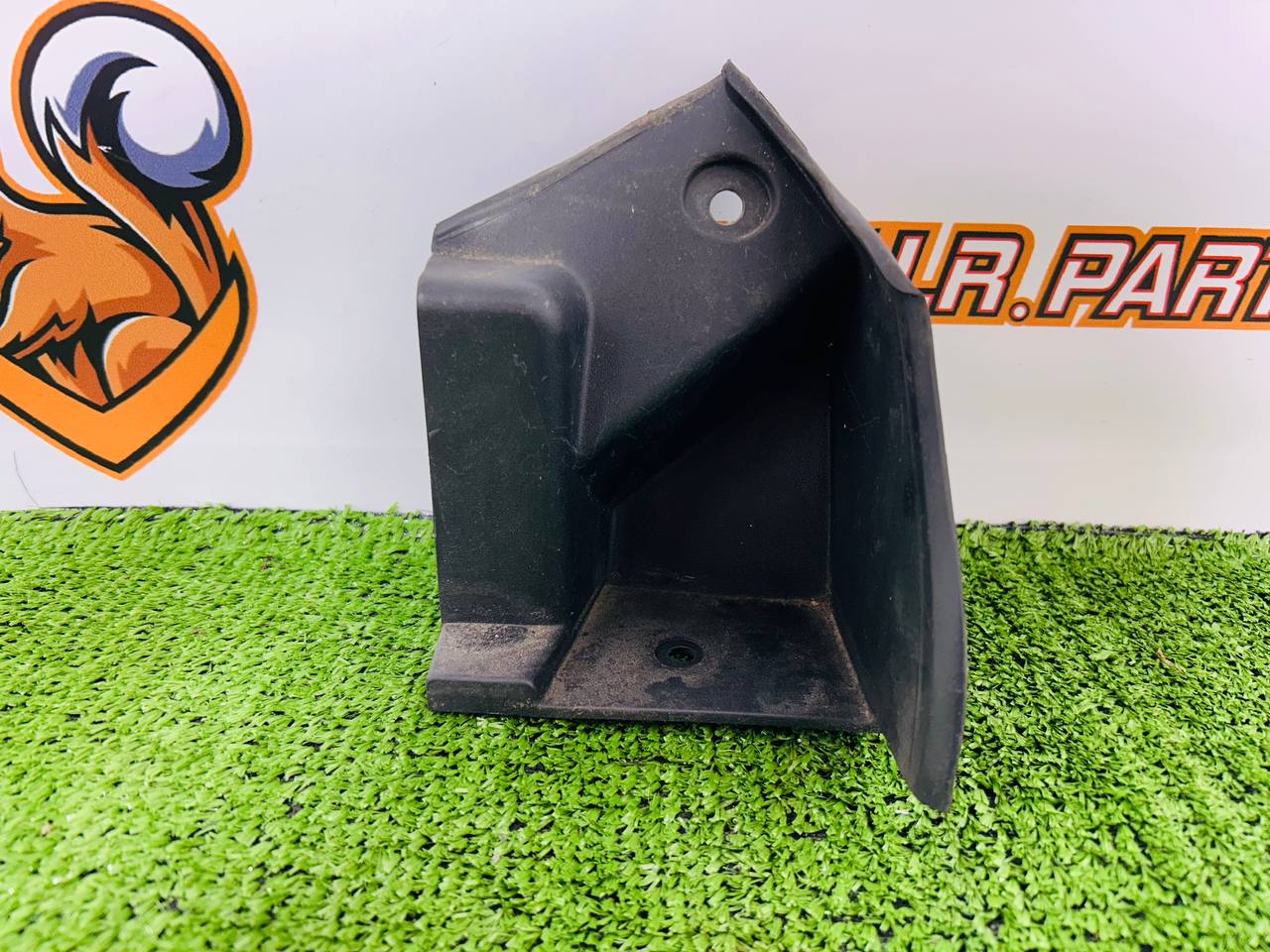 T2R10668 Seal of the front left wing deflector Jaguar F-Type X152 (2014-) Used cost € in stock 3 pcs.
