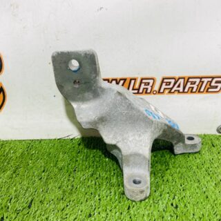 T2R17504 Engine mount bracket right Jaguar F-Type X152 (2014-) Used cost  € in stock 1 pcs.