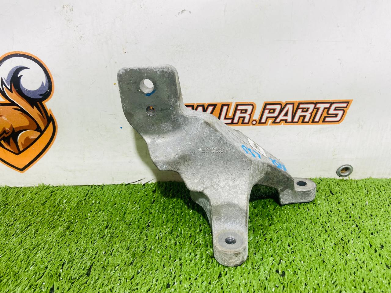 T2R17504 Engine mount bracket right Jaguar F-Type X152 (2014-) Used cost € in stock 1 pcs.