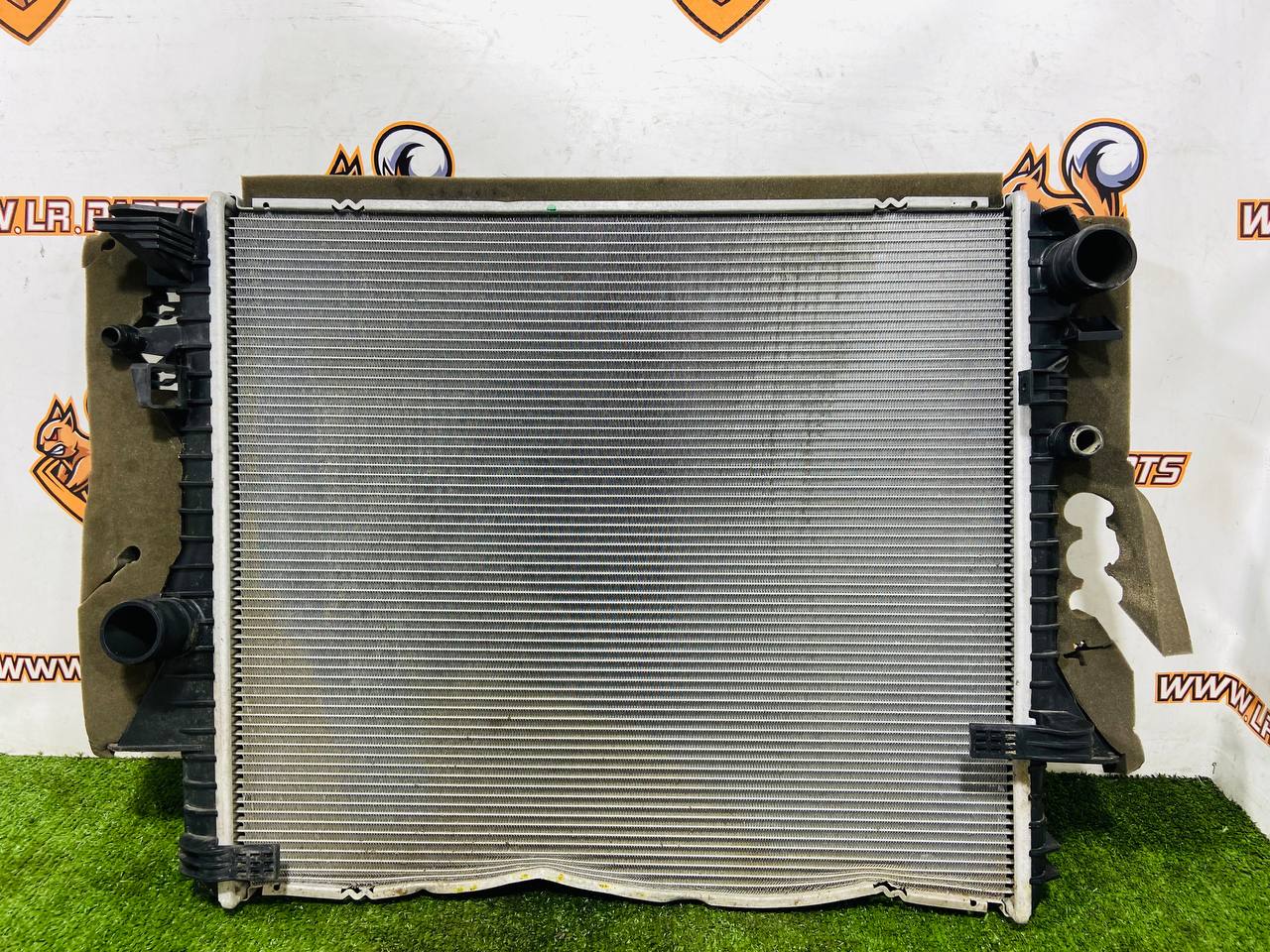 T2R18423 Main radiator 2.0ie Jaguar F-Type X152 (2014-) Used cost € in stock 1 pcs.