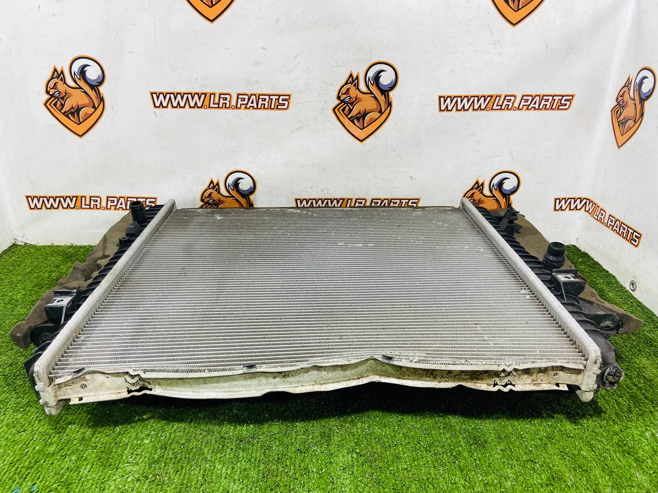 T2R18423 Main radiator 2.0ie Jaguar F-Type X152 (2014-) Used cost € in stock 1 pcs.