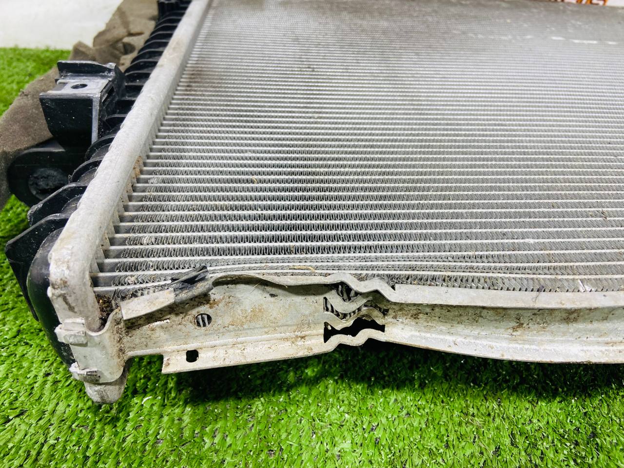 T2R18423 Main radiator 2.0ie Jaguar F-Type X152 (2014-) Used cost € in stock 1 pcs.