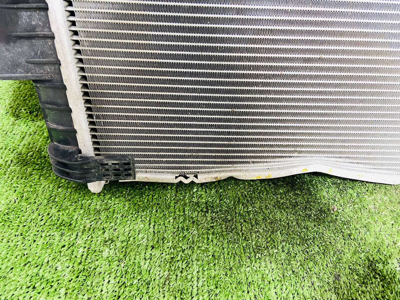 T2R18423 Main radiator 2.0ie Jaguar F-Type X152 (2014-) Used cost € in stock 1 pcs.