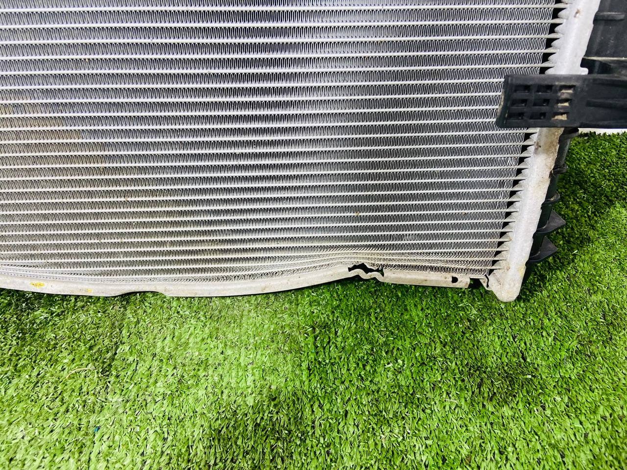 T2R18423 Main radiator 2.0ie Jaguar F-Type X152 (2014-) Used cost € in stock 1 pcs.