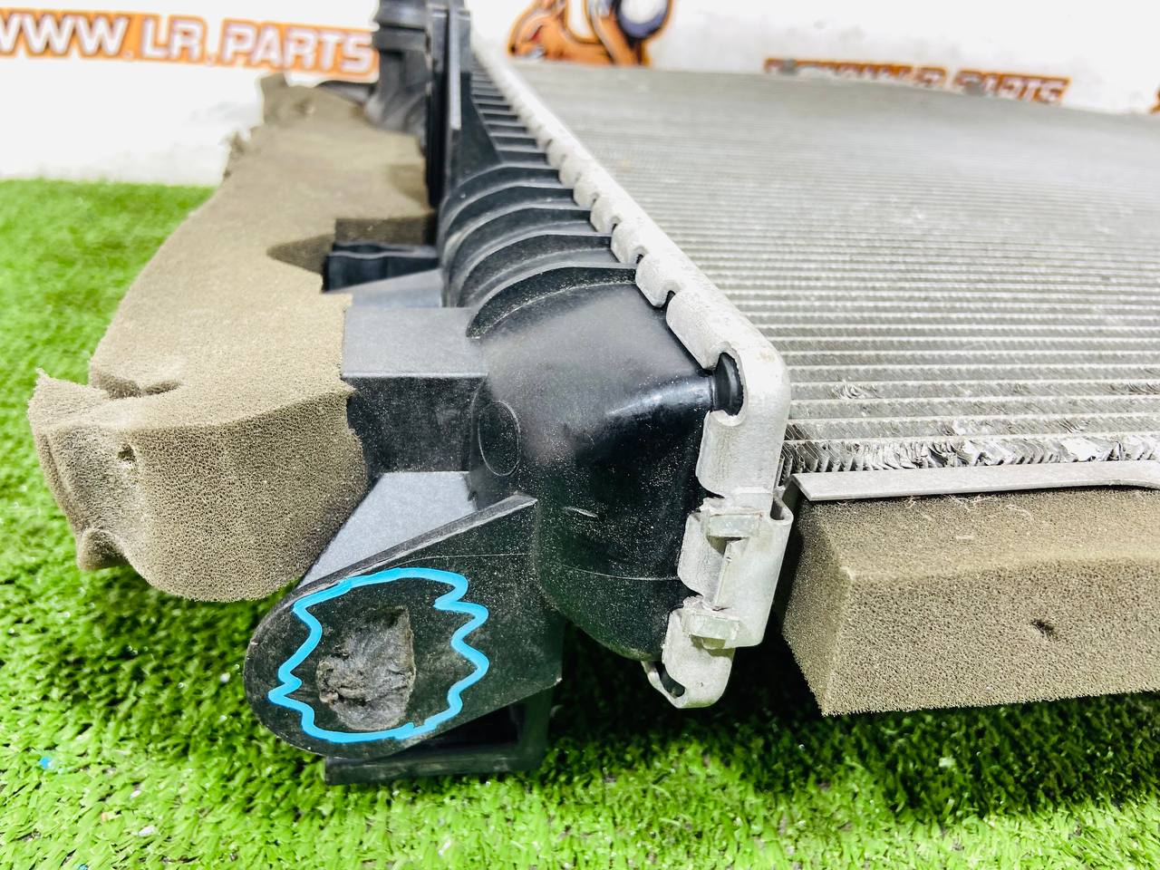 T2R18423 Main radiator 2.0ie Jaguar F-Type X152 (2014-) Used cost € in stock 1 pcs.