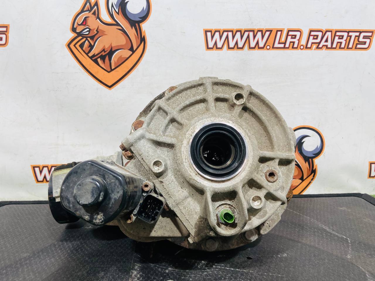 T2R22213 Rear reducer Jaguar F-Type X152 (2014-) Used cost € in stock 1 pcs.