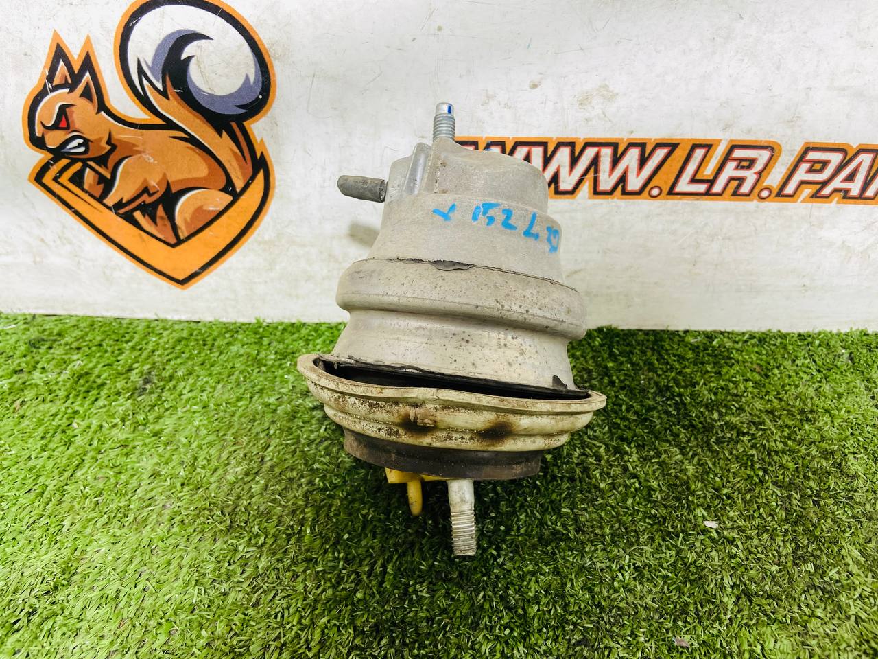 T2R40416 Left / Right Engine Mount Jaguar F-Type X152 (2014-) Used cost € in stock 2 pcs.