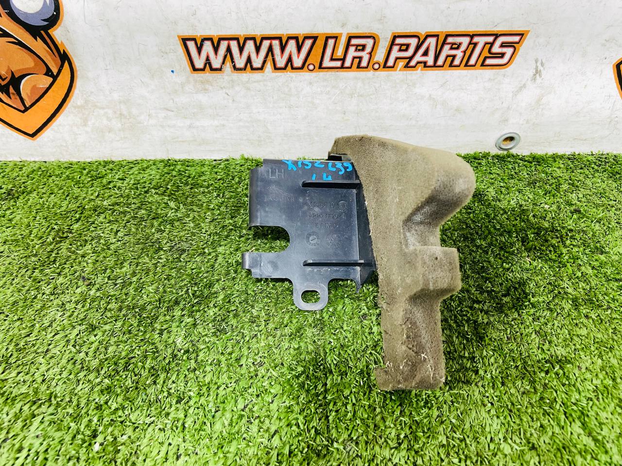 T2R42842 Upper left deflector shield Jaguar F-Type X152 (2014-) Used cost € in stock 1 pcs.