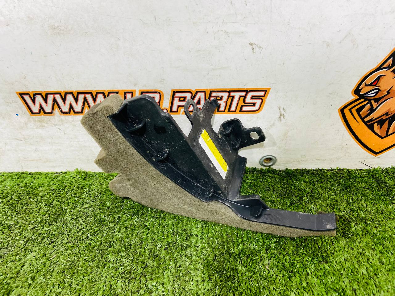 T2R42843 Upper right deflector shield Jaguar F-Type X152 (2014-) Used cost € in stock 1 pcs.
