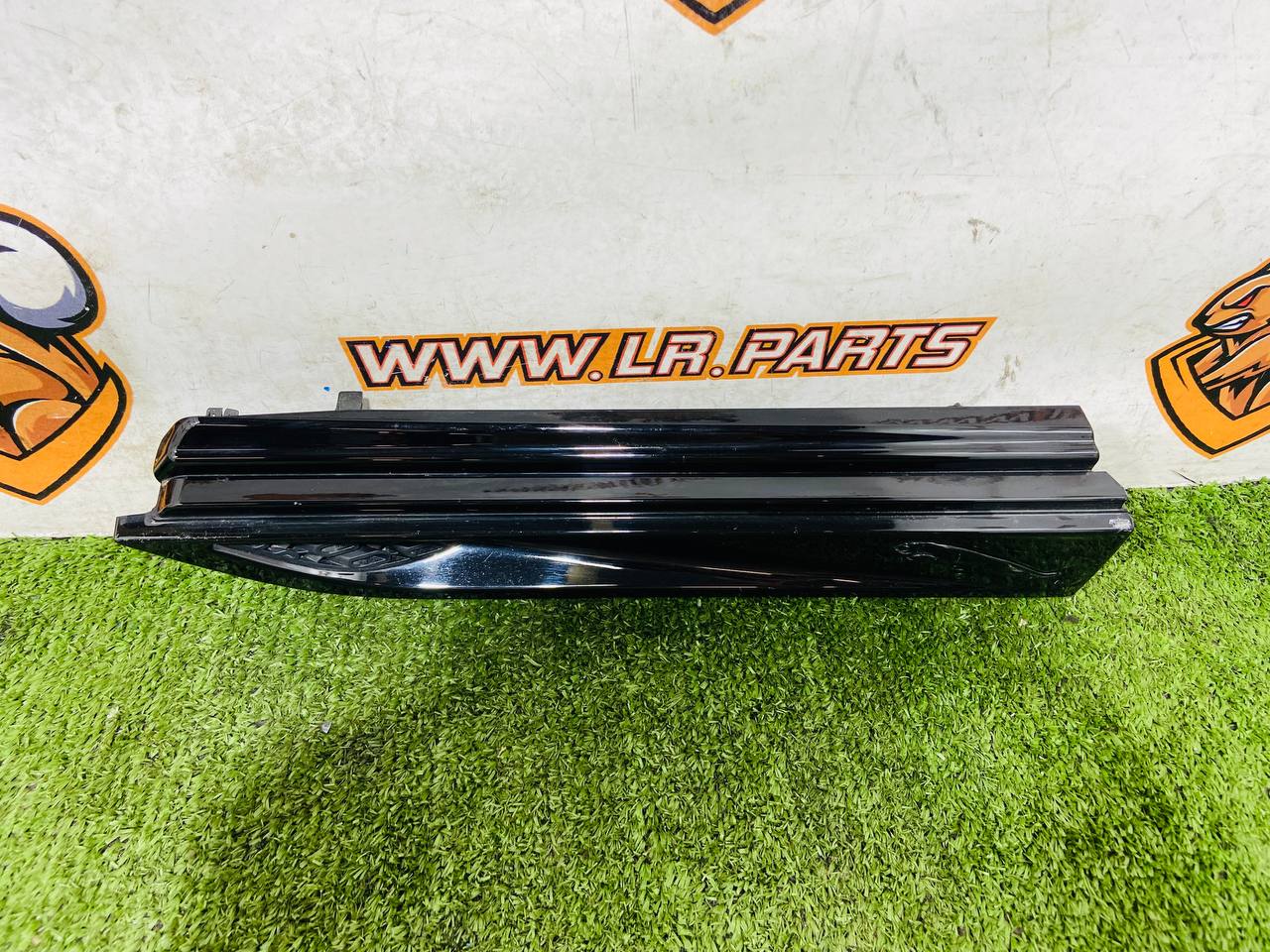 T2R43808 Left Wing Ventilation Hole Trim Gloss Black Jaguar F-Type X152 (2014-) Used cost € in stock 1 pcs.