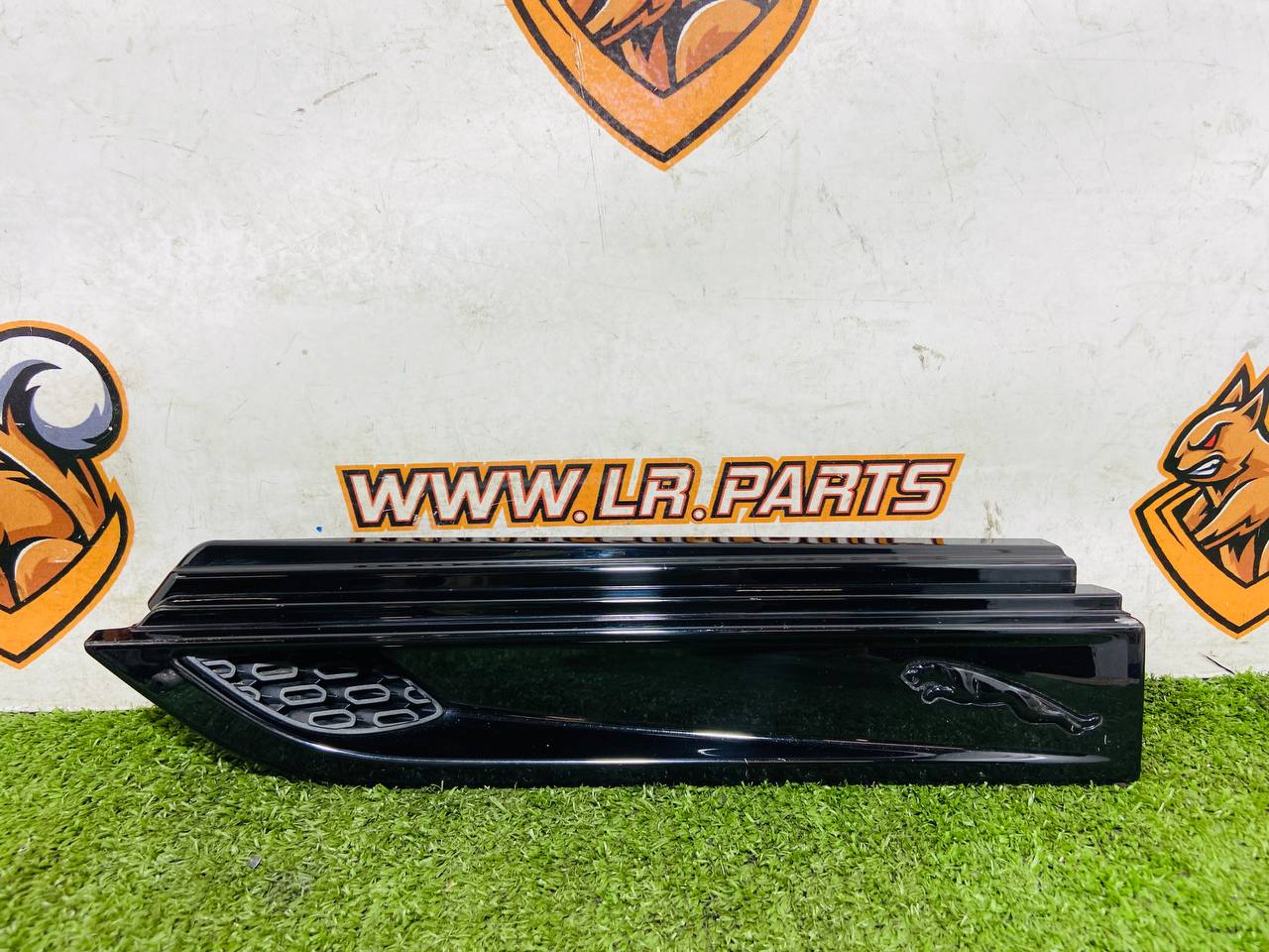 T2R43808 Left Wing Ventilation Hole Trim Gloss Black Jaguar F-Type X152 (2014-) Used cost € in stock 1 pcs.