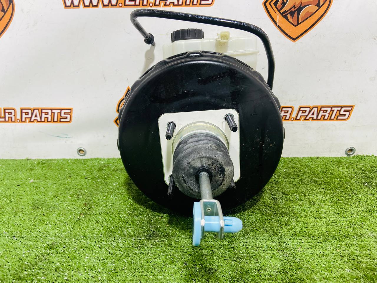 T2R44091 Vacuum brake booster with master brake cylinder + reservoir for Jaguar F-Type X152 (2014-) Used cost € in stock 2 pcs.