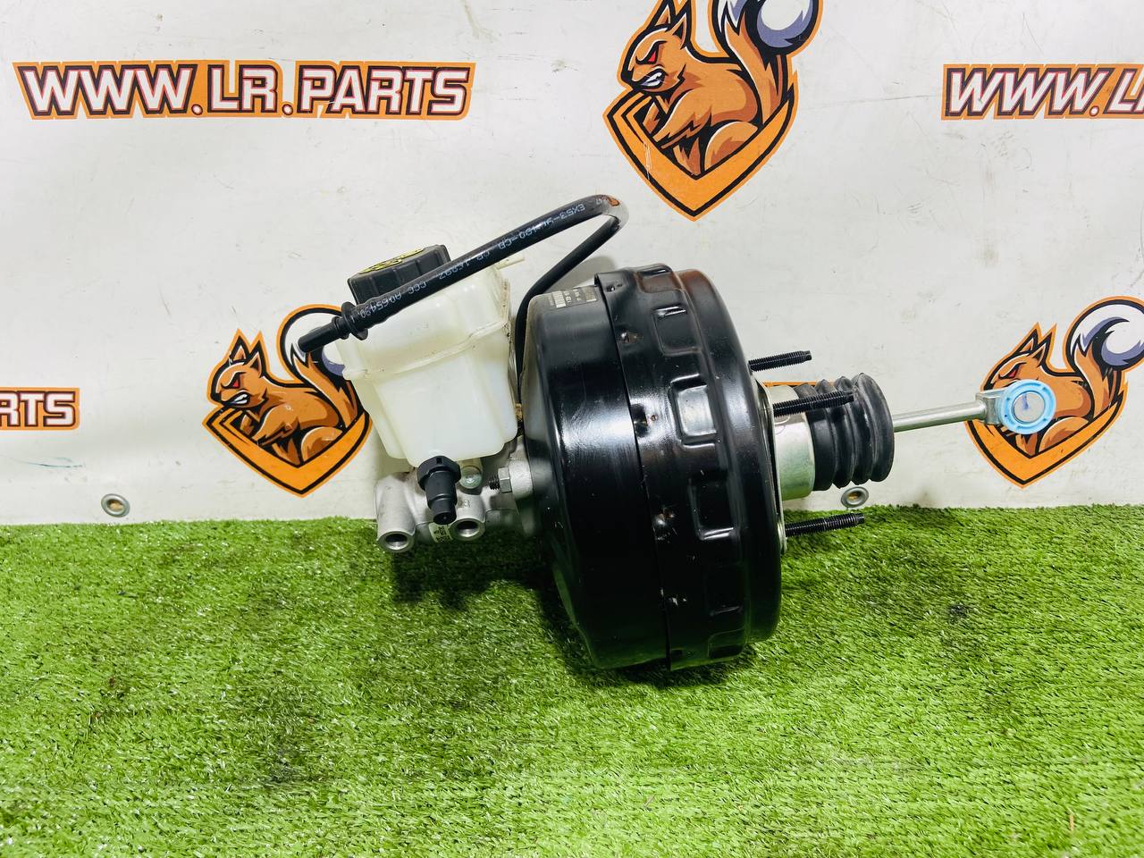 T2R44091 Vacuum brake booster with master brake cylinder + reservoir for Jaguar F-Type X152 (2014-) Used cost € in stock 2 pcs.