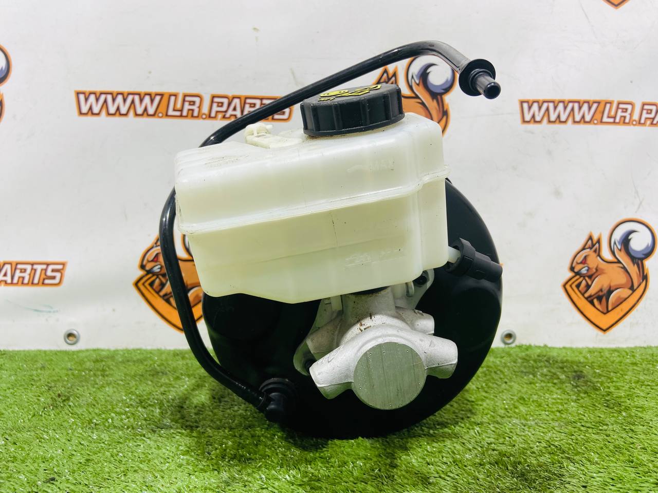T2R44091 Vacuum brake booster with master brake cylinder + reservoir for Jaguar F-Type X152 (2014-) Used cost € in stock 2 pcs.