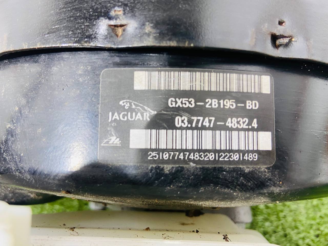 T2R44091 Vacuum brake booster with master brake cylinder + reservoir for Jaguar F-Type X152 (2014-) Used cost € in stock 2 pcs.