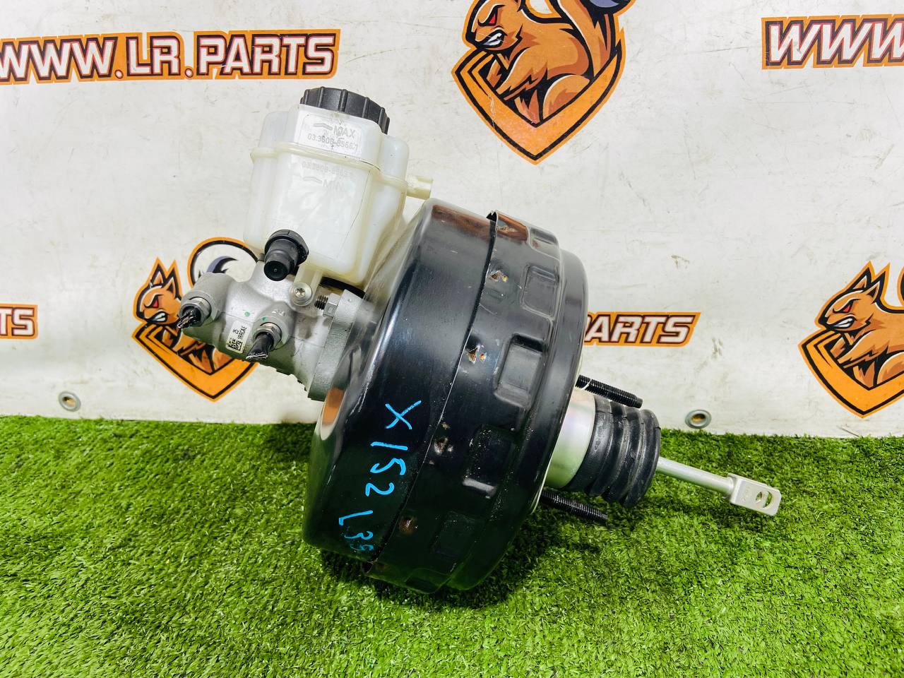 T2R44091 Vacuum brake booster with master brake cylinder + reservoir for Jaguar F-Type X152 (2014-) Used cost € in stock 2 pcs.
