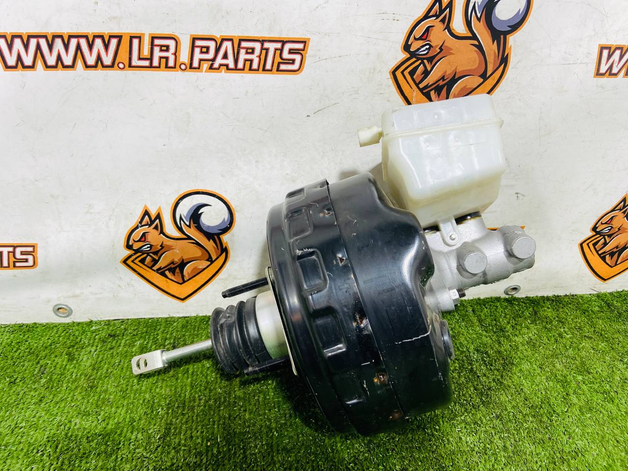 T2R44091 Vacuum brake booster with master brake cylinder + reservoir for Jaguar F-Type X152 (2014-) Used cost € in stock 2 pcs.