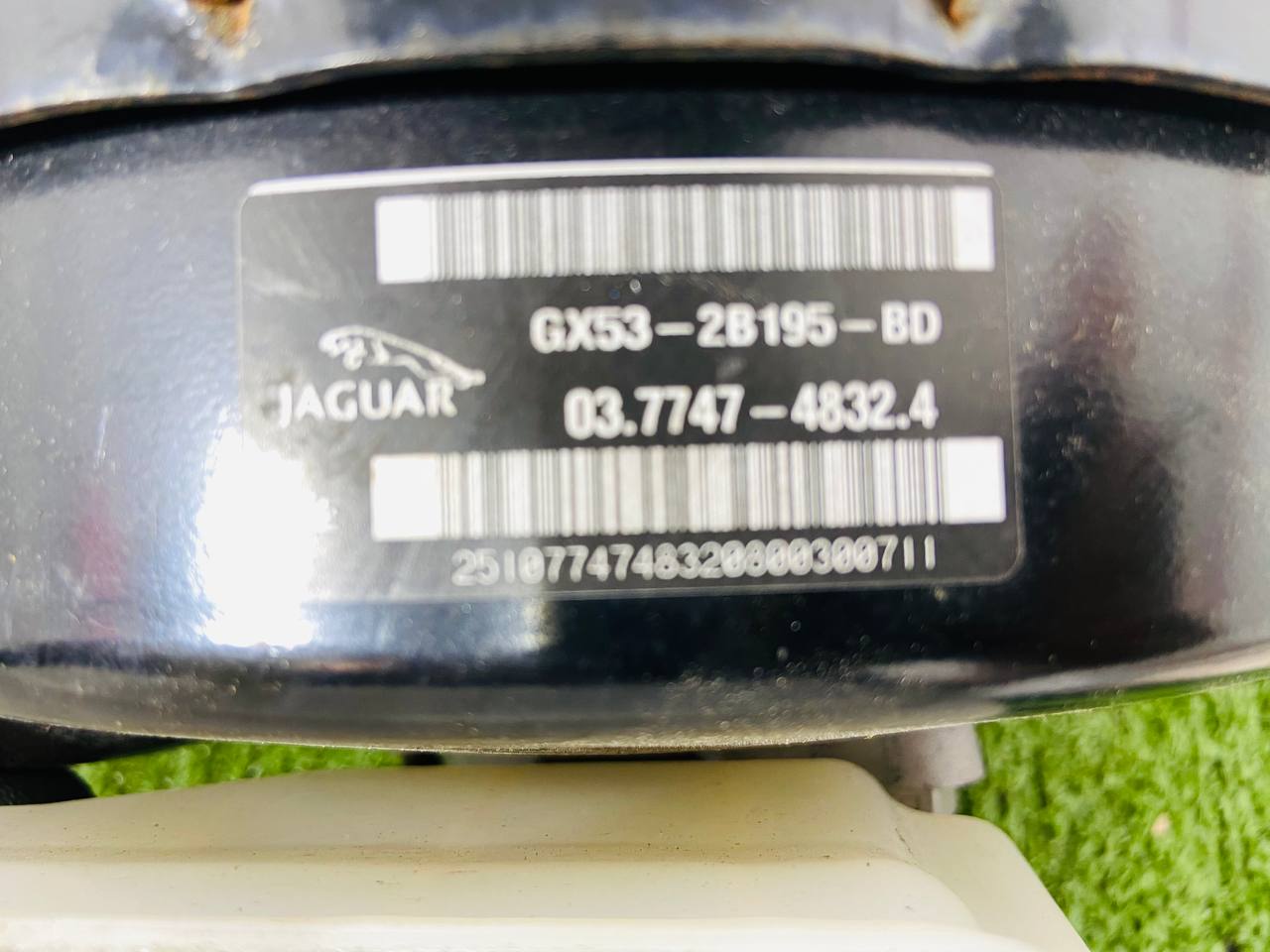 T2R44091 Vacuum brake booster with master brake cylinder + reservoir for Jaguar F-Type X152 (2014-) Used cost € in stock 2 pcs.