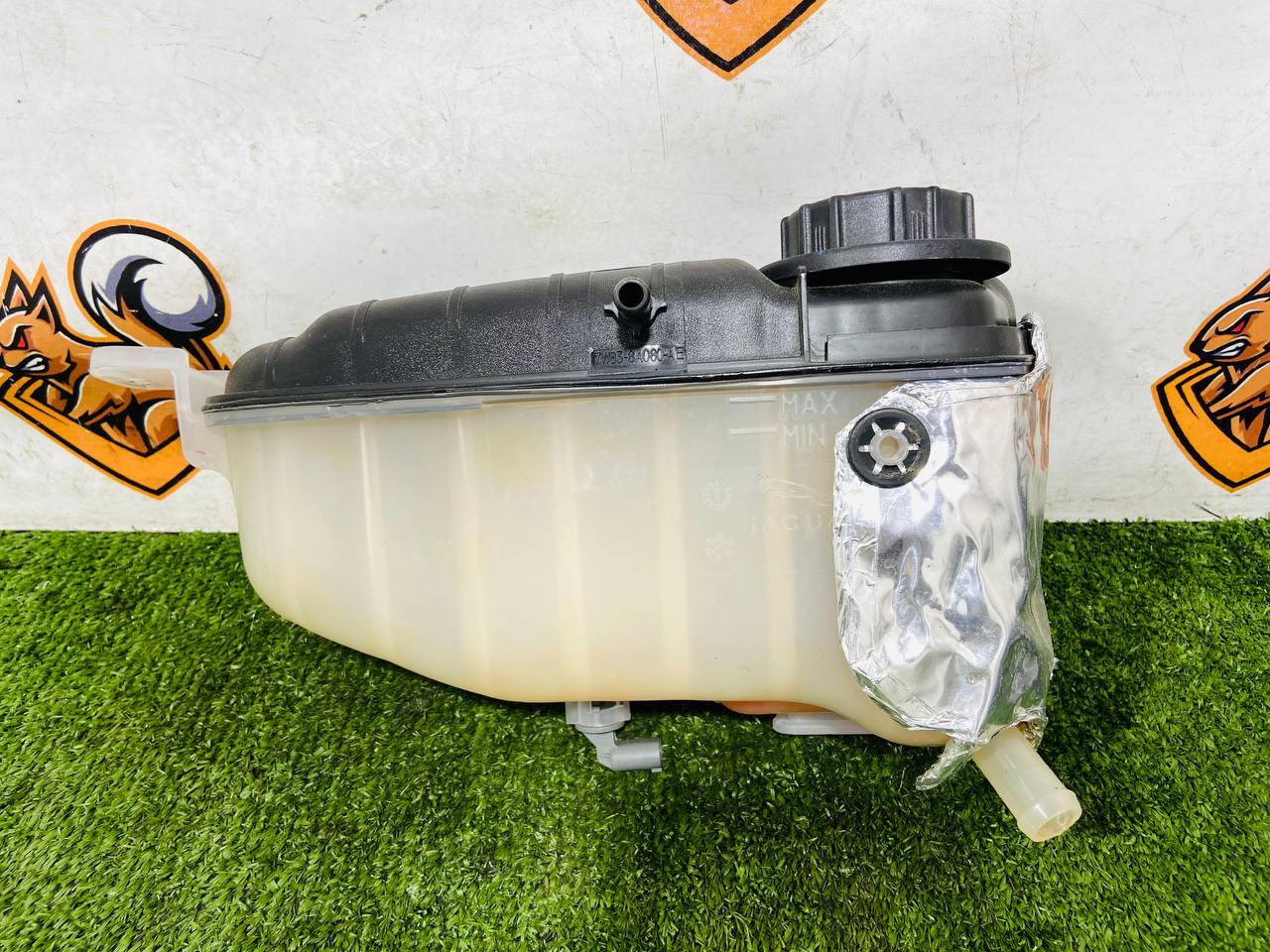 T2R47919 Expansion tank Jaguar F-Type X152 (2014-) Used cost € in stock 1 pcs.