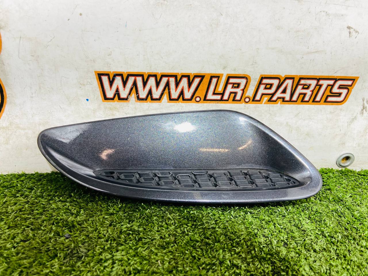 T2R54025 Trim for the right ventilation opening of the hood Jaguar F-Type X152 (2014-) Used cost € in stock 1 pcs.