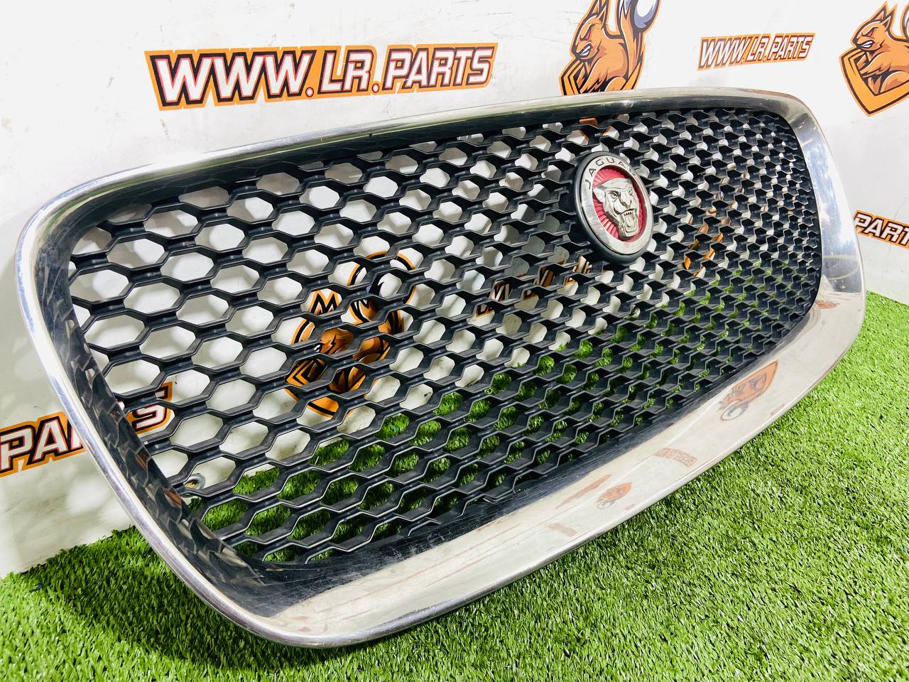 T4A13842 Jaguar F-Pace X761 (2017-) used radiator grille cost 200 € in stock 1 pcs.