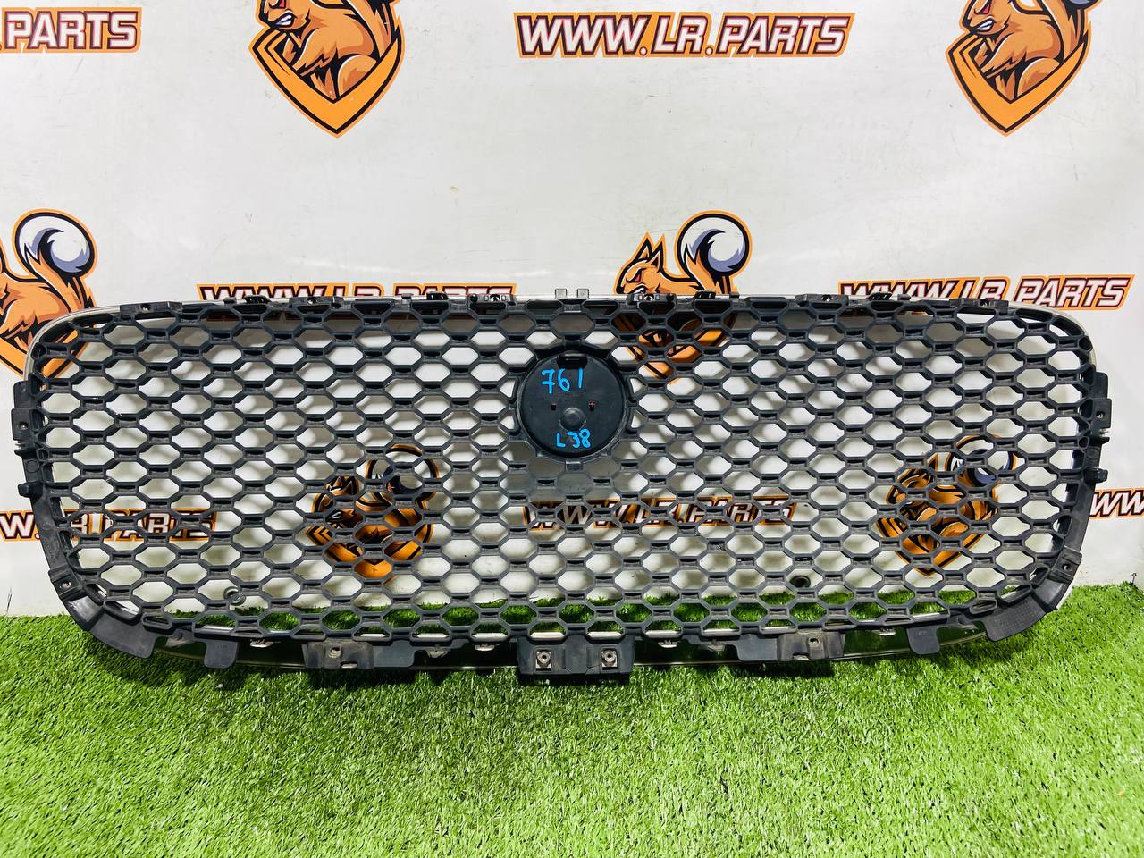 T4A13842 Jaguar F-Pace X761 (2017-) used radiator grille cost 200 € in stock 1 pcs.