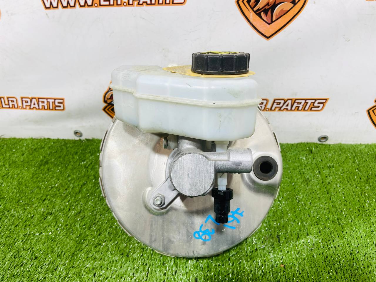 T4A14558 Vacuum brake booster + cylinder + reservoir Jaguar F-Pace X761 (2017-) Used cost € in stock 2 pcs.