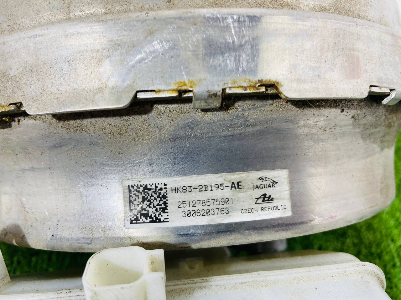 T4A14558 Vacuum brake booster + cylinder + reservoir Jaguar F-Pace X761 (2017-) Used cost € in stock 2 pcs.