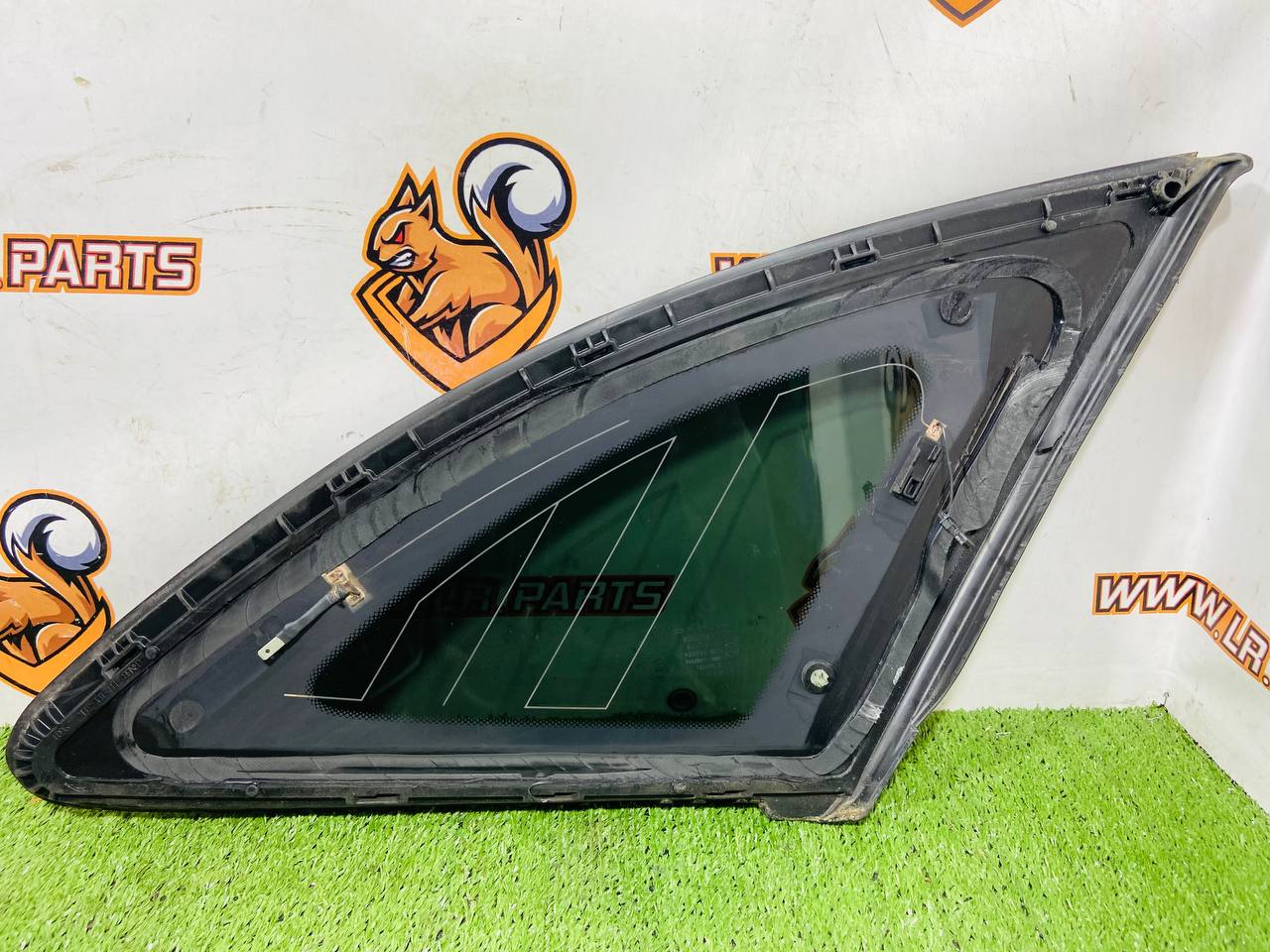 T4A7272 Rear left window glass for Jaguar F-Pace X761 (2017-) Used cost 150 € in stock 1 pcs.