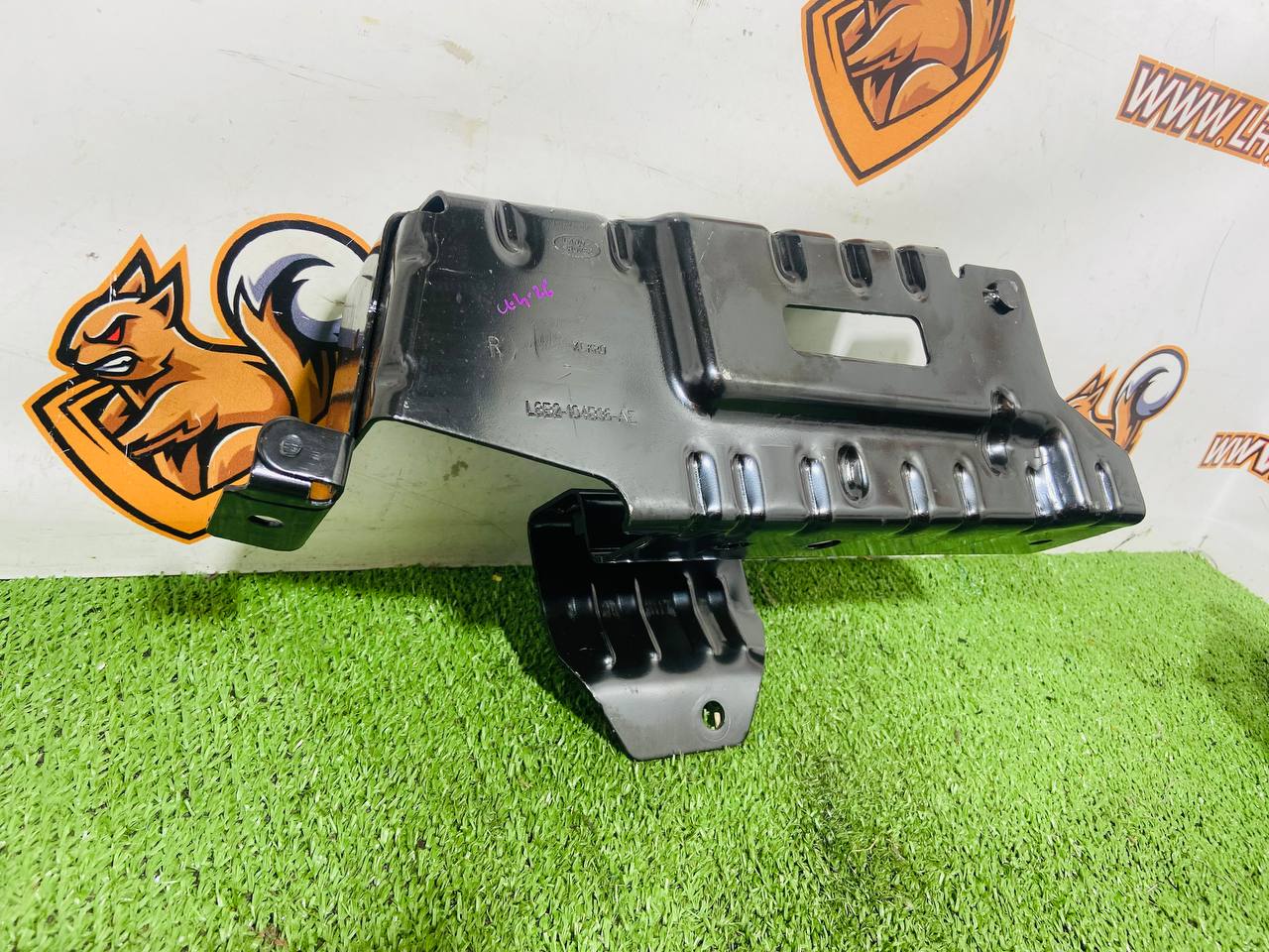 522123473 Right beam bracket Land Rover New Defender L663 (2020-) Used cost € in stock 1 pcs.