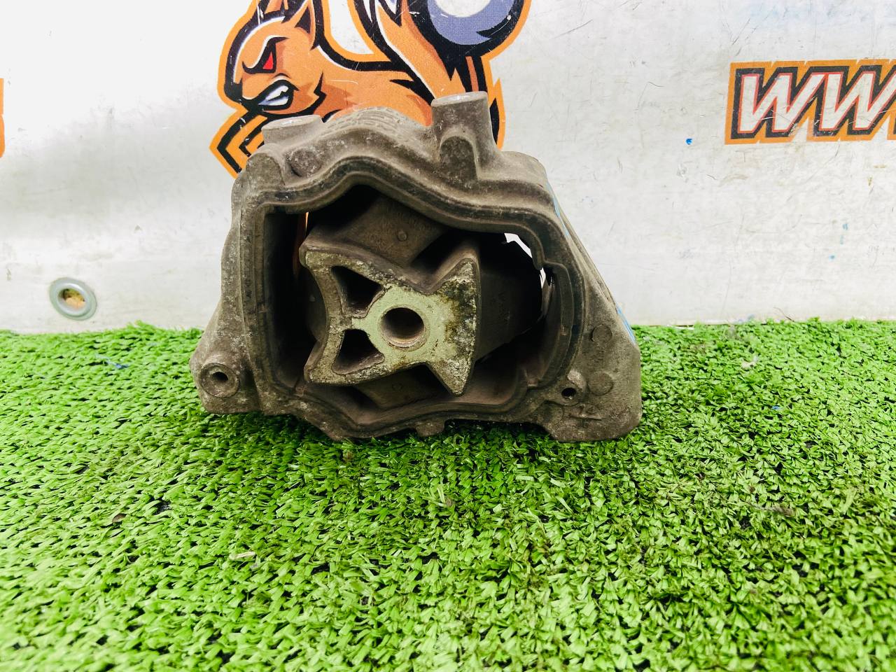 LR039527 Lower motor mount Range Rover Evoque L538 (2012-2018) Used cost 40 € in stock 6 pcs.